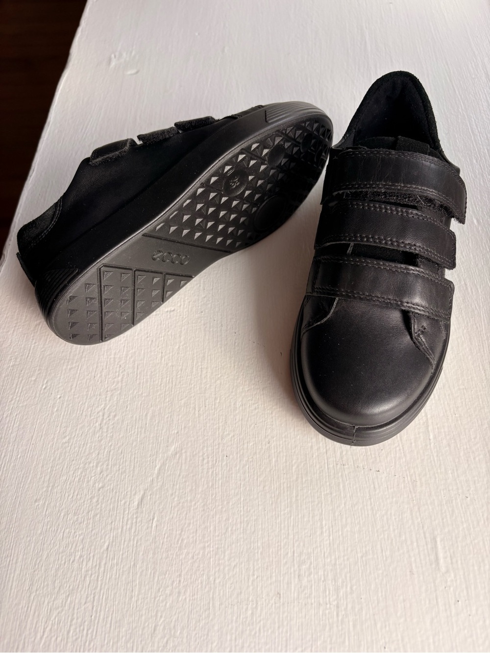 New ECCO Boys Black Leather Easy On Velcro Dress Shoes Sneakers Size 10.5-11